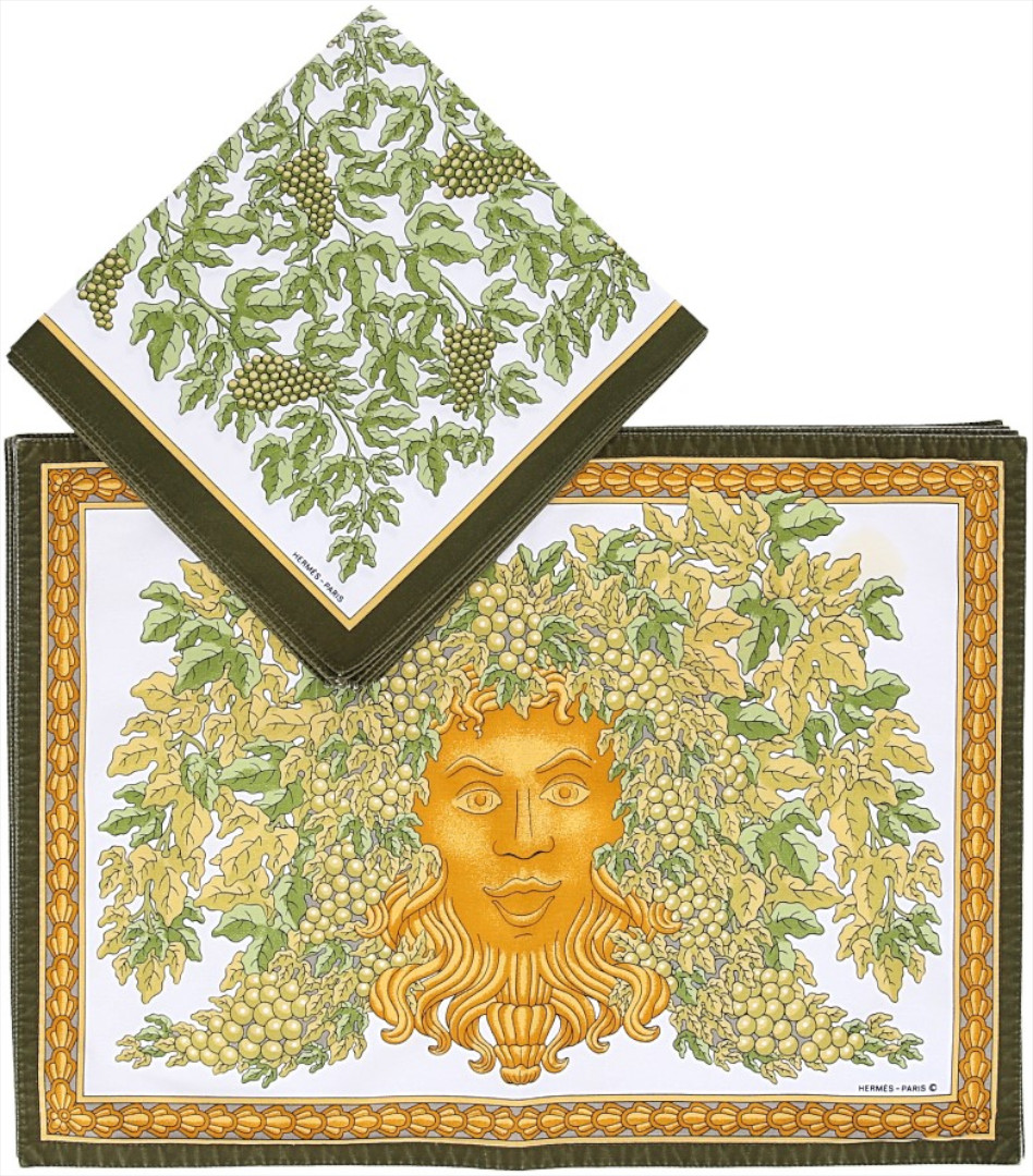 HERMÈS 4 x TISCH-SET UND 4 x SERVIETTE AUS BAUMWOLLE 'MASCARON BACCHIQUE ET PAMPRES DE VIGNE'