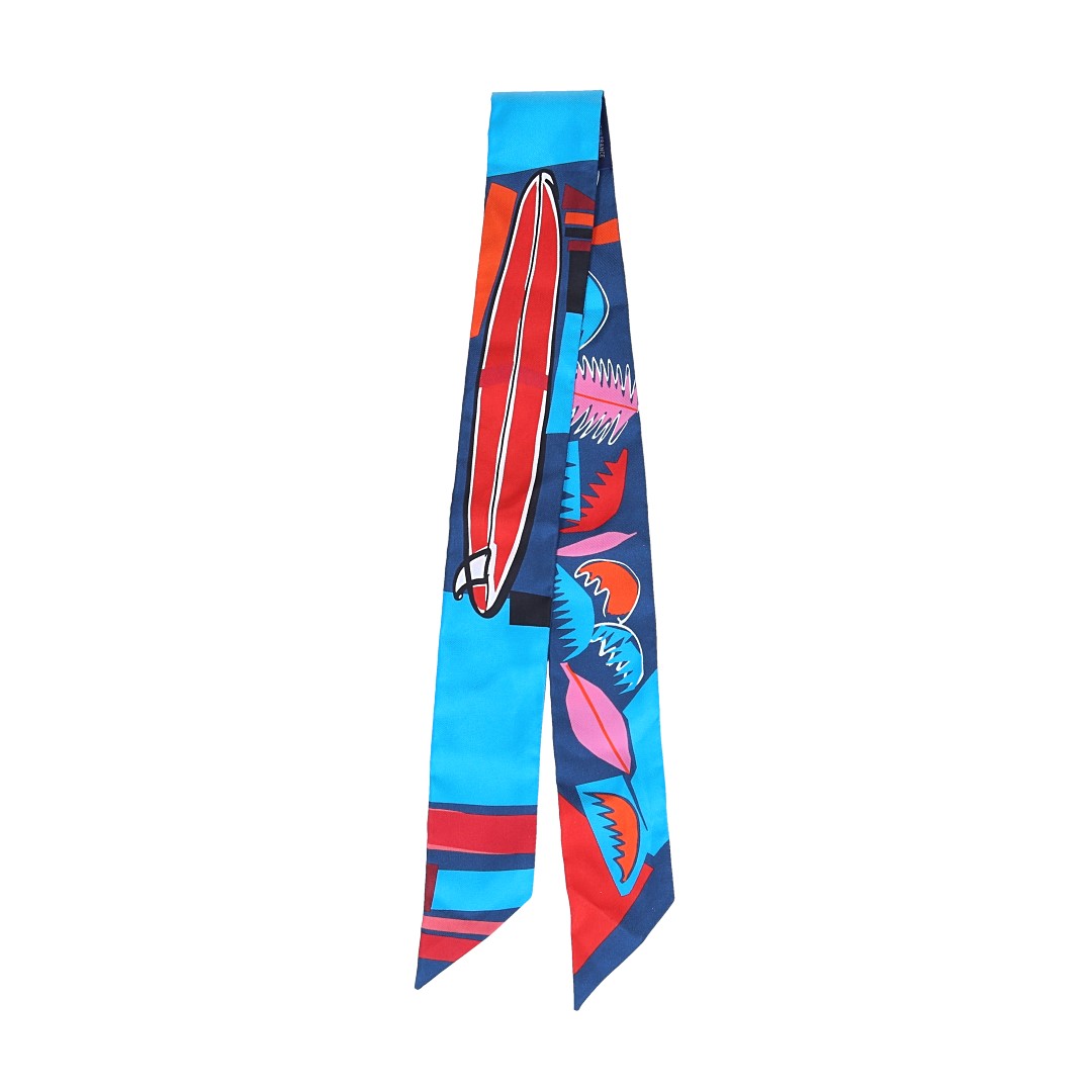 HERMÈS TWILLY 5X86CM 'SEA, SURF AND FUN' AUS SEIDE IN ROUGE/BLEU