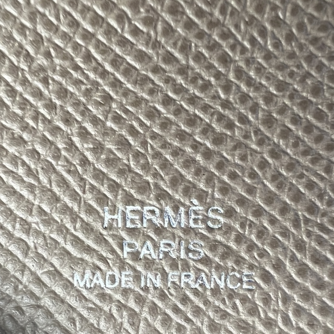 HERMÈS KARTENETUI 'CALVI' AUS EPSOM-KALBSLEDER IN ÉTOUPE MIT PHW