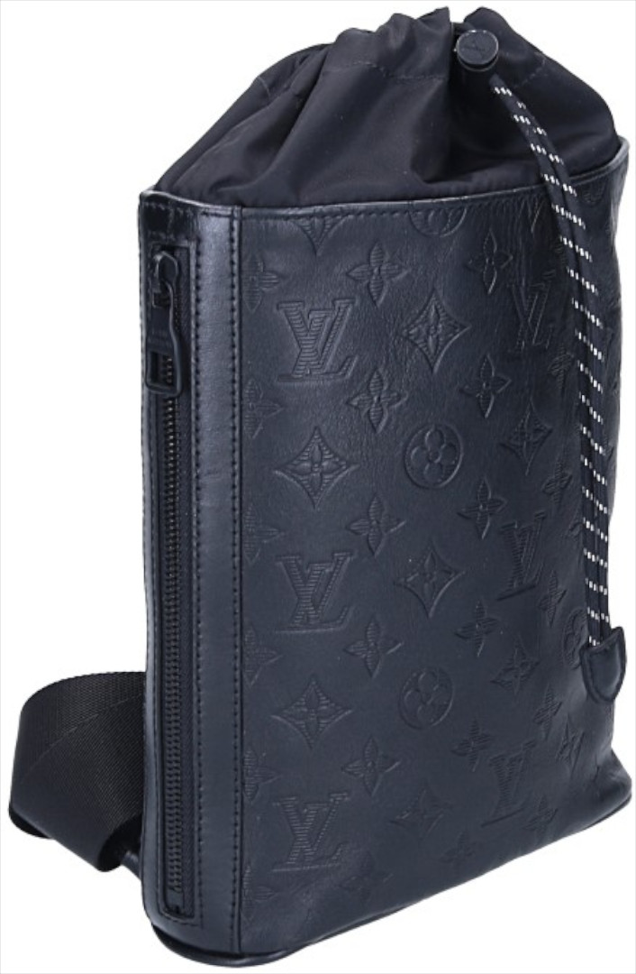 LOUIS VUITTON CHALK SLING RUCKSACK AUS MONOGRAM SHADOW LEDER IN NOIR (M44633)