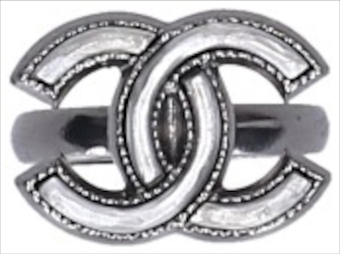 CHANEL RING AUS SILBERGRAUFARBENEM METALL