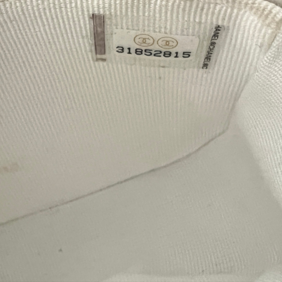 46814-Chanel-Umh-ngetasche_2D_0021 CHANEL KARTENETUI UMHÄNGETASCHE 'TIMELESS' AUS GENARBTEM KALBSLEDER IN CREME-WEISS MIT LGHW (AP2475)