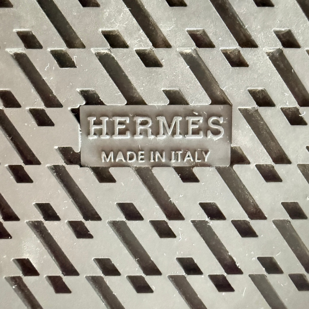 HERMÈS SANDALE 'CHYPRE' AUS KALBSLEDER IN ALBÂTRE UND FUTTER AUS SCHAFFELL IN ÉCRU IN GR. 35