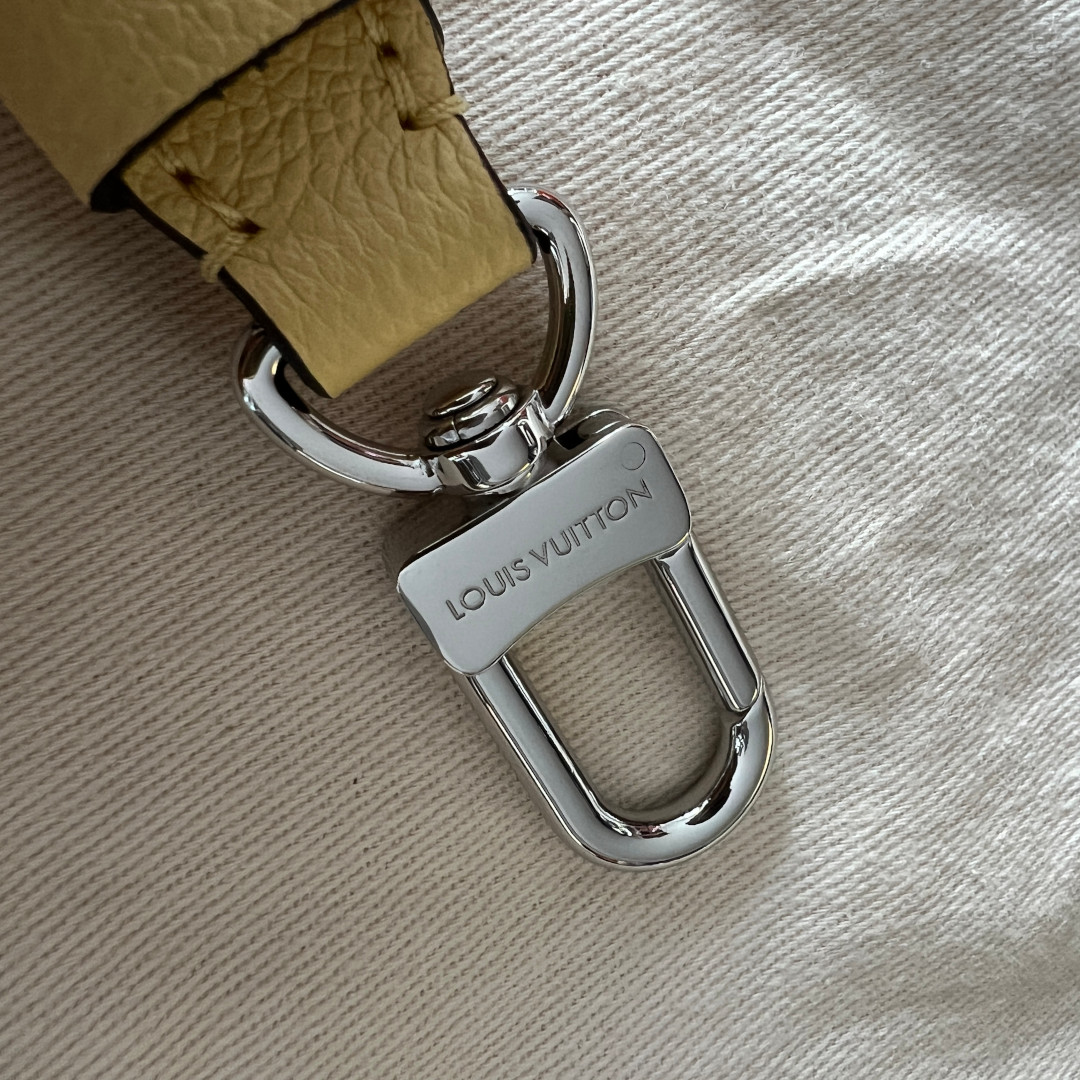 49439_Louis-Vuitton_Schulterriemen_2D_0014 LOUIS VUITTON SCHULTERRIEMEN AUS RINDSLEDER IN GELB MIT SHW