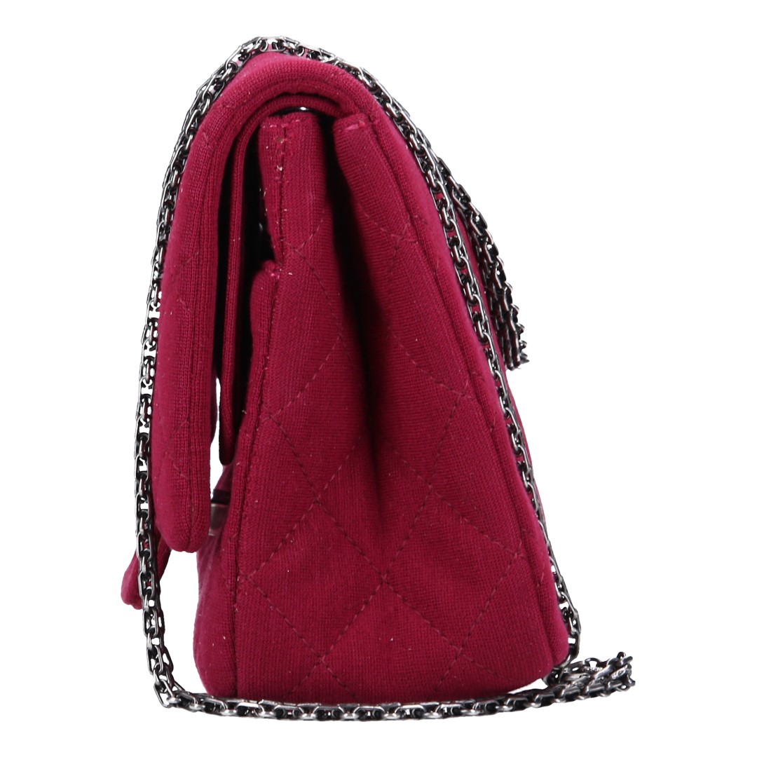 44777-Chanel-Umh-ngetasche_2D_0003 CHANEL 2.55 REISSUE FLAP HANDTASCHE (227) AUS TEXTIL IN BEERENROT (A37590)