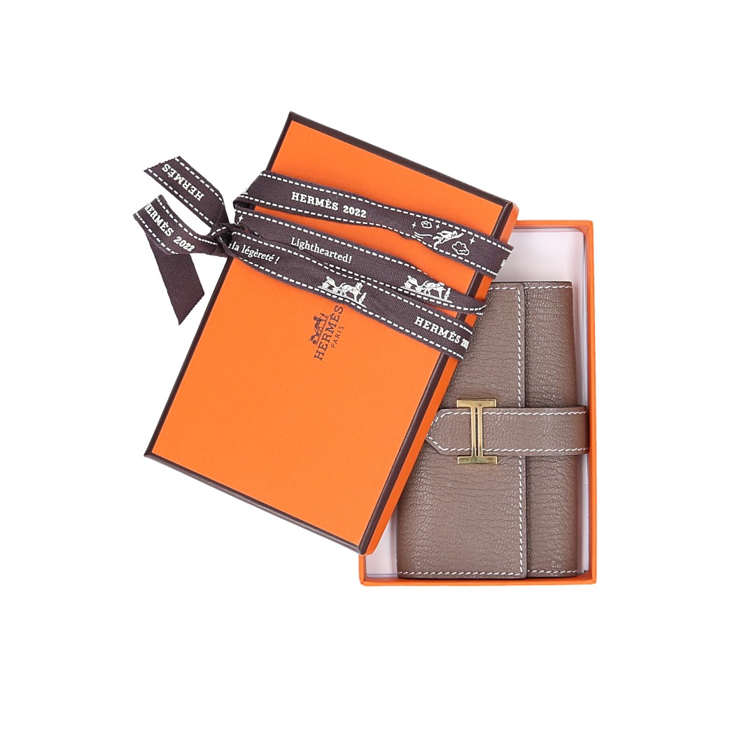 48257-Hermes-Schlusseletui-Braun_2D_0005 HERMÈS BÉARN SCHLÜSSELETUI AUS CHEVRE MYSORE IN ETOUPE MIT GHW