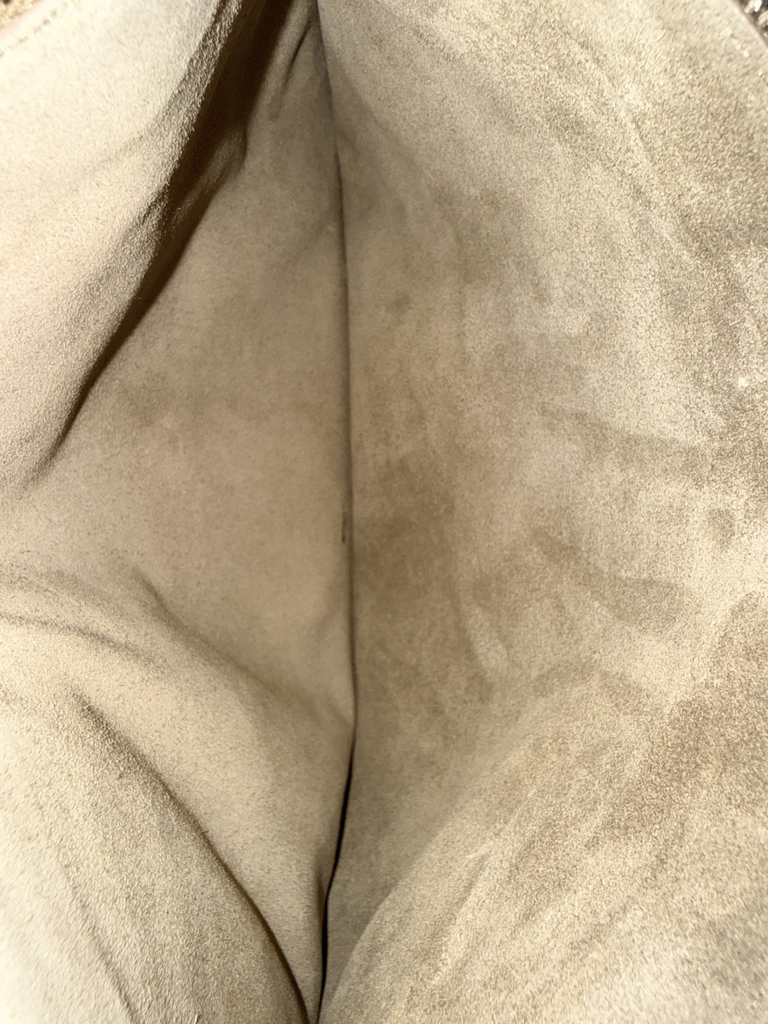 BOTTEGA VENETA KLEINE NORTH-SOUTH HANDTASCHE AUS INTRECCIATO KALBSLEDER IN TRAVERTINE