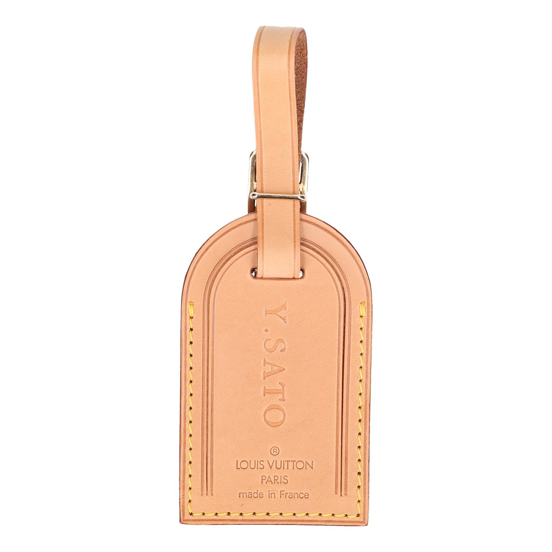 41435-Louis-Vuitton-Adressanhaenger_2D_0001 LOUIS VUITTON - Y.SATO - ADRESSANHÄNGER MIT INITIALEN AUS VVN LEDER IN MITTELBRAUN
