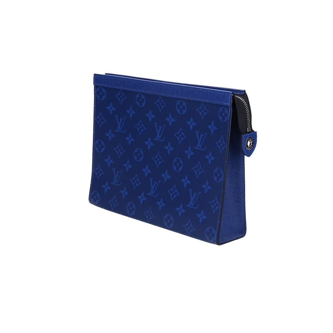 LOUIS VUITTON POCHETTE VOYAGE MM CLUTCH AUS TAIGARAMA IN PACIFIC BLUE (M30423)