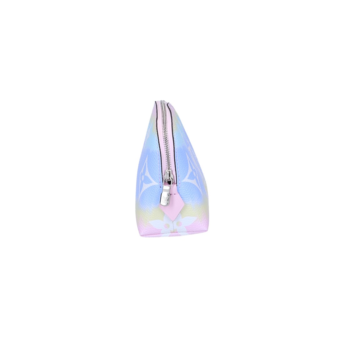 49210_Louis-Vuitton_Monogram_2D_0009 LOUIS VUITTON POCHETTE COSMÉTIQUE AUS MONOGRAM ESCALE CANVAS IN PASTEL (M69139)