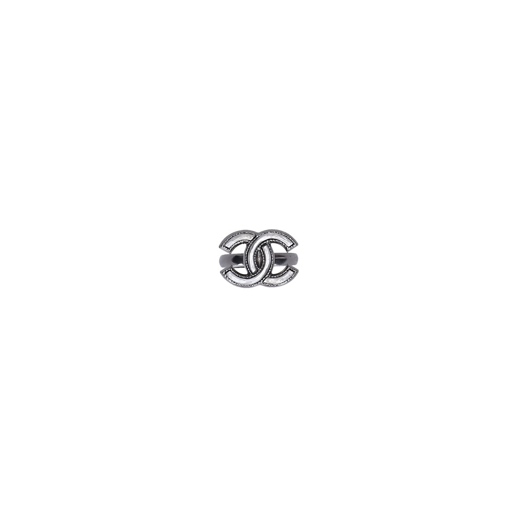 CHANEL RING AUS SILBERGRAUFARBENEM METALL