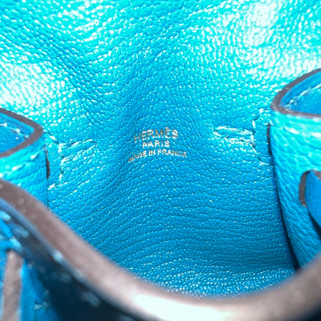 HERMÈS TASCHENACCESSOIRE ANHÄNGER 'KELLY TWILLY' AUS TADELAKT LEDER IN BLEU IZMIR MIT GHW