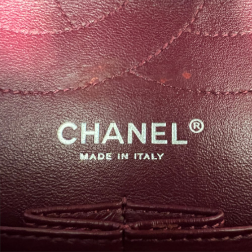 44777-Chanel-Umh-ngetasche_2D_0018 CHANEL 2.55 REISSUE FLAP HANDTASCHE (227) AUS TEXTIL IN BEERENROT (A37590)