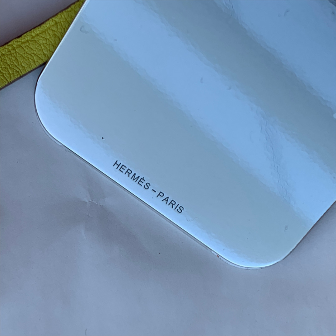 37918-Hermes-Schl-sselglocke_2D_0007 HERMES ANHÄNGER MIT TASCHENSPIEGEL 'NARCISSE' AUS VEAU SWIFT IN LIME