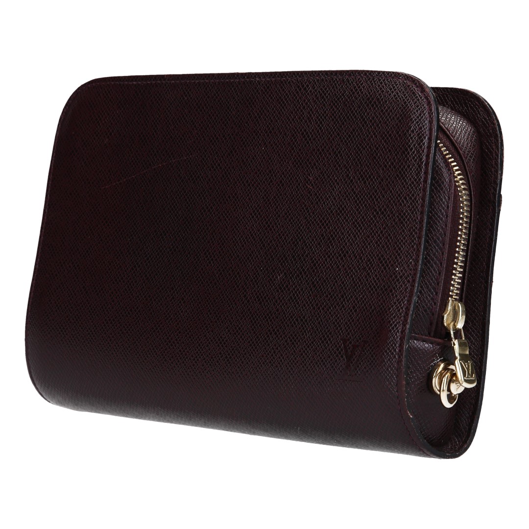 LOUIS VUITTON POCHETTE BAIKAL CLUTCH AUS TAIGA LEDER IN ACAJOU