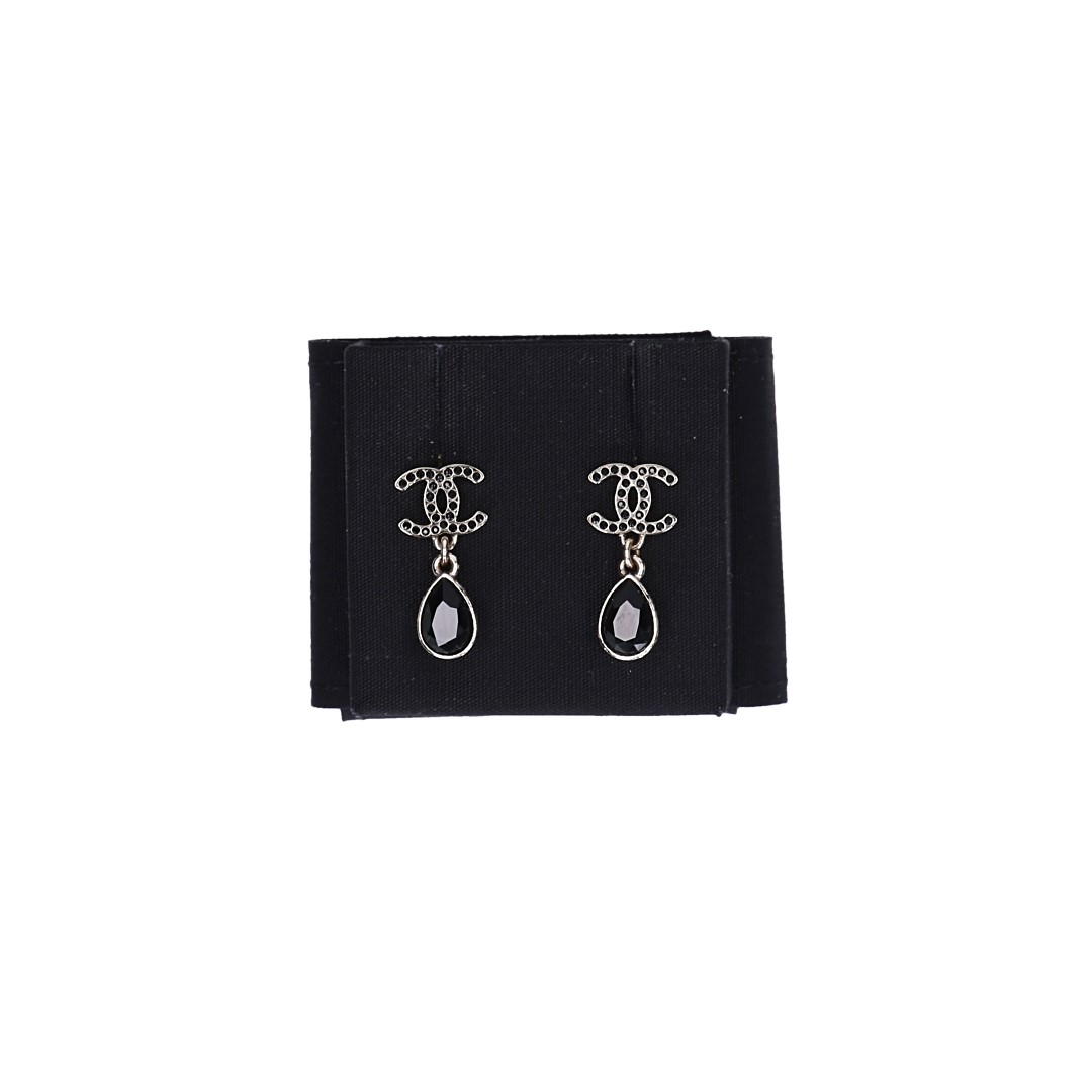 CHANEL OHRSTECKER AUS GOLDFARBENEM METALL MIT STRASS UND SCHMUCKSTEINEN VERZIERT