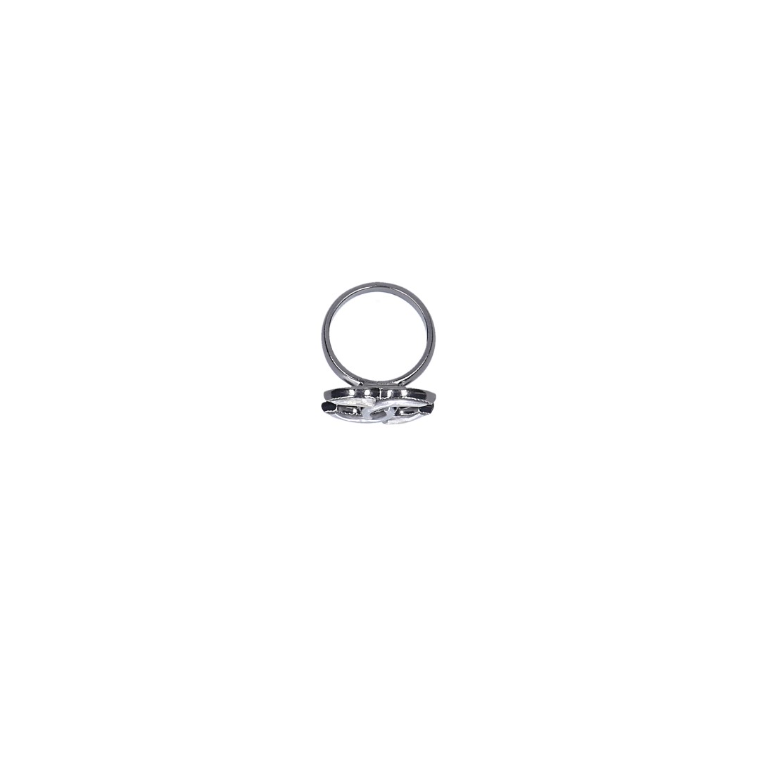 CHANEL RING AUS SILBERGRAUFARBENEM METALL