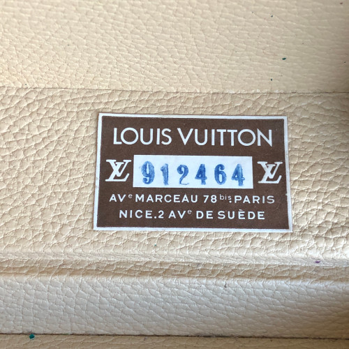 LOUIS VUITTON BOÎTE PHARMACIE VANITY-CASE AUS MONOGRAM CANVAS IN VUITTONITE (M21826)