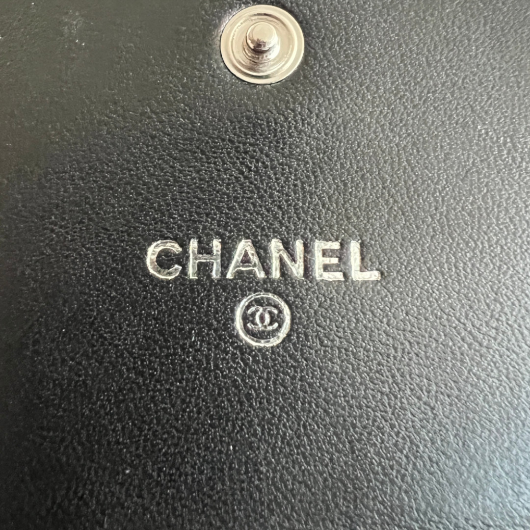 CHANEL PORTEMONNAIE - BRIEFTASCHE AUS LAMMLEDER IN SCHWARZ MIT SHW