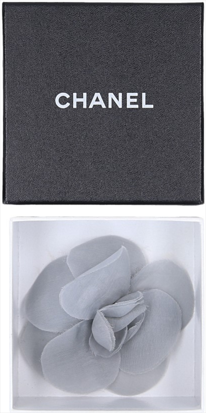 CHANEL BROSCHE AUS TEXTIL IN GRAU