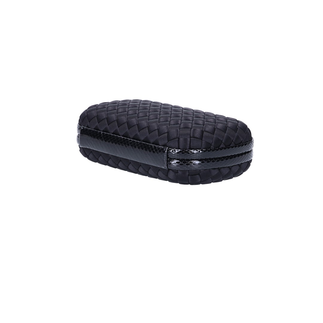 BOTTEGA VENETA KNOT CLUTCH HANDTASCHE AUS SEIDE IN SCHWARZ