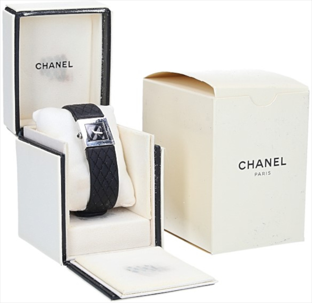 CHANEL ARMBAND-UHR 'MATELASSÉ' AUS EDEL-STAHL UND LEDER IN SCHWARZ CHANEL ARMBAND-UHR 'MATELASSÉ' AUS EDEL-STAHL UND LEDER IN SCHWARZ