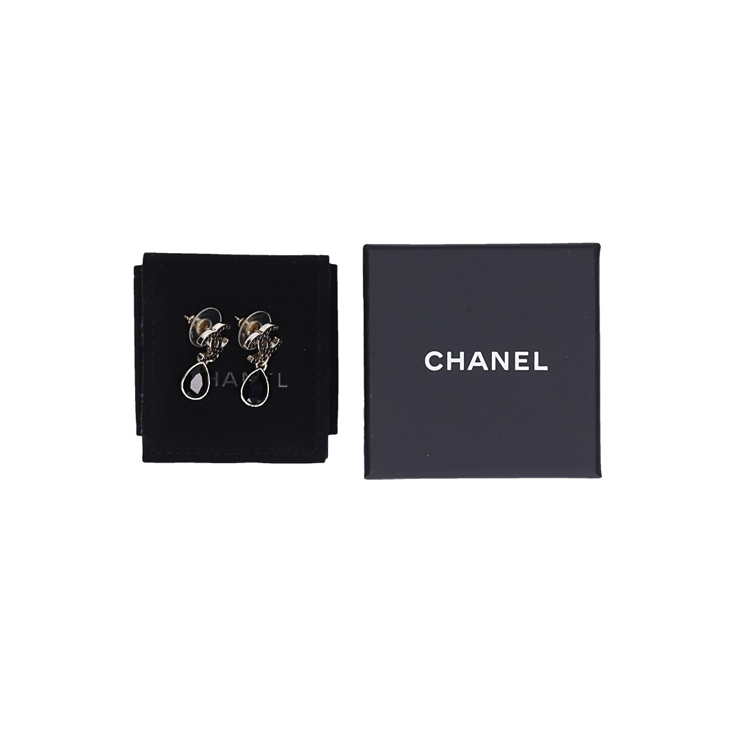 CHANEL OHRSTECKER AUS GOLDFARBENEM METALL MIT STRASS UND SCHMUCKSTEINEN VERZIERT