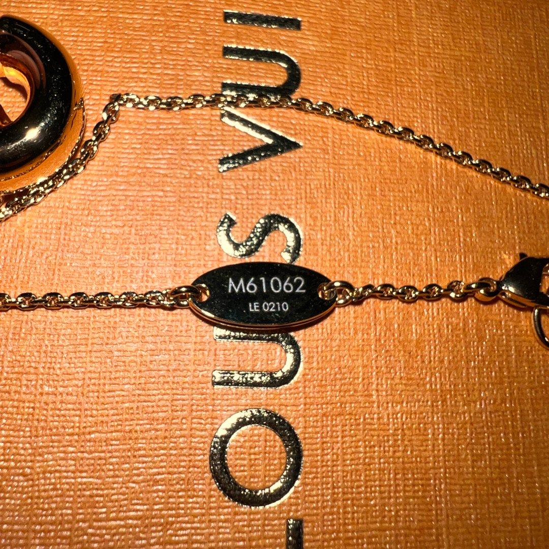 49520_Louis-Vuitton_1_2D_0006 LOUIS VUITTON HALSKETTE 'LV & ME BUCHSTABE G' AUS GOLDFARBENEM METALL (M61062)