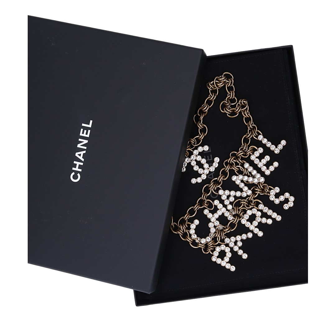 48295-Chanel-Halskette_2D_0003 CHANEL HALSKETTE AUS ALTGOLDFARBENEM METALL MIT STRASS BESETZT