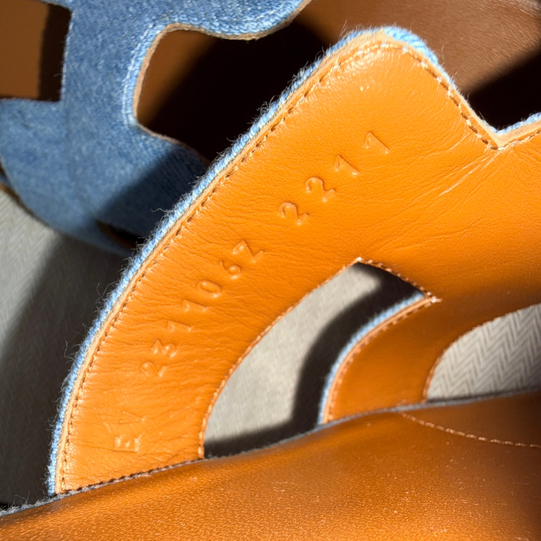 HERMÈS SANDALE 'SANTORINI' AUS KALBSLEDER IN BLEU CLAIR/NATUREL IN GR. 38,5