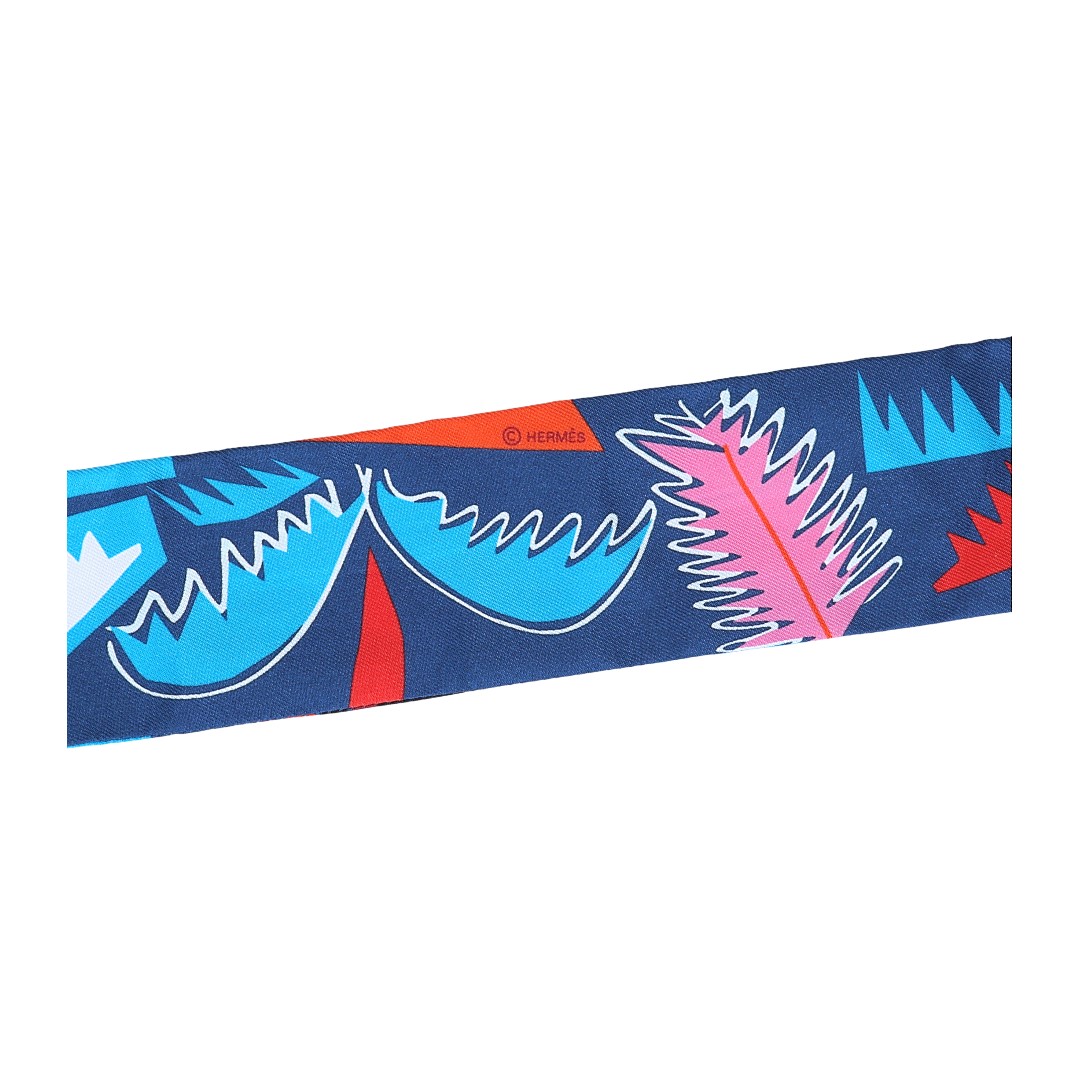HERMÈS TWILLY 5X86CM 'SEA, SURF AND FUN' AUS SEIDE IN ROUGE/BLEU