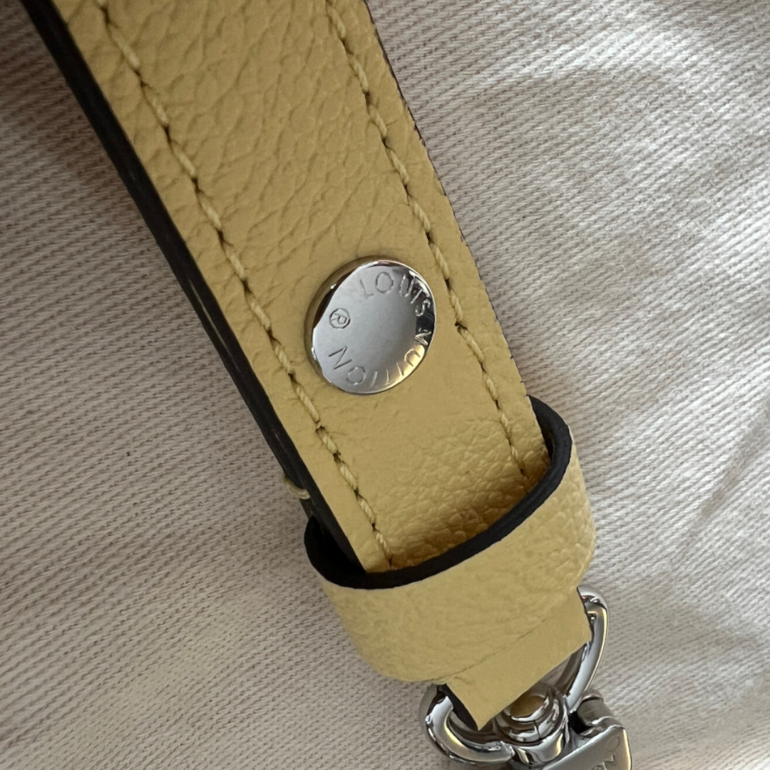 49439_Louis-Vuitton_Schulterriemen_2D_0013 LOUIS VUITTON SCHULTERRIEMEN AUS RINDSLEDER IN GELB MIT SHW