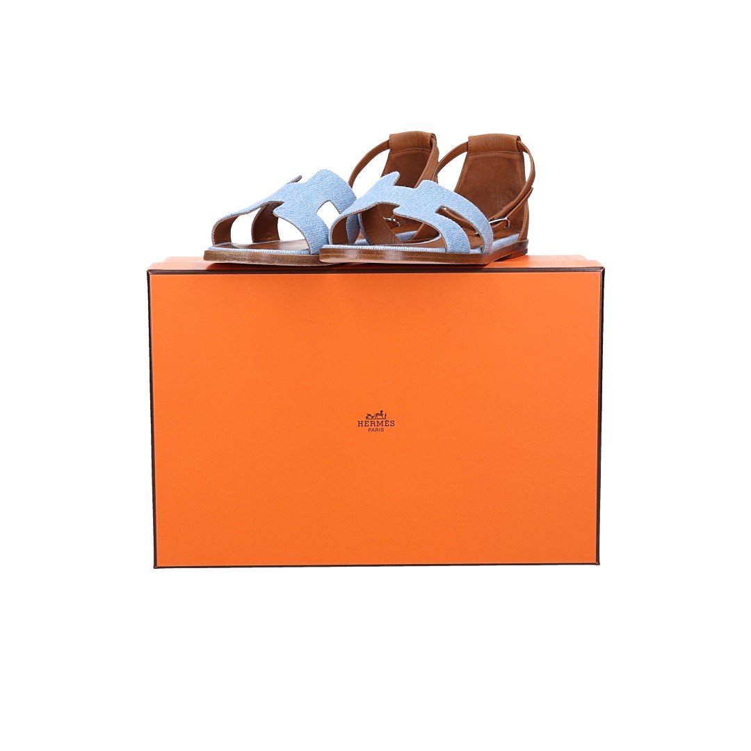 HERMÈS SANDALE 'SANTORINI' AUS KALBSLEDER IN BLEU CLAIR/NATUREL IN GR. 38,5