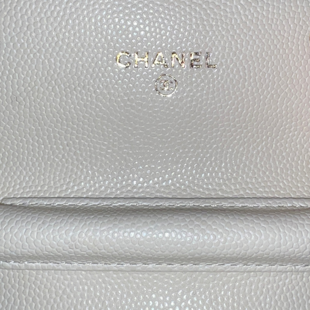 46814-Chanel-Umh-ngetasche_2D_0019HsliUbDUEoX5J CHANEL KARTENETUI UMHÄNGETASCHE 'TIMELESS' AUS GENARBTEM KALBSLEDER IN CREME-WEISS MIT LGHW (AP2475)