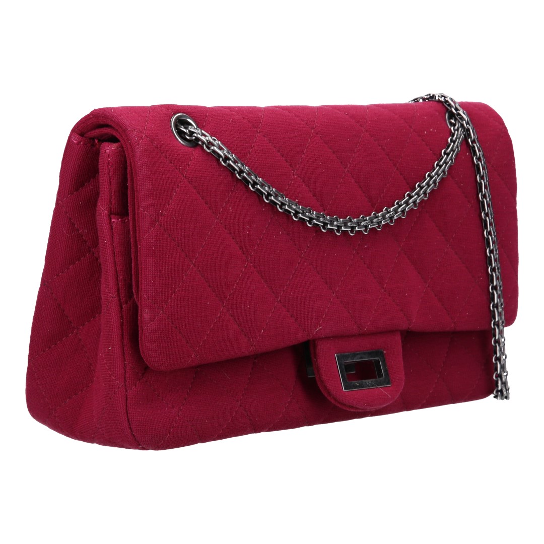 44777-Chanel-Umh-ngetasche_2D_0008 CHANEL 2.55 REISSUE FLAP HANDTASCHE (227) AUS TEXTIL IN BEERENROT (A37590)