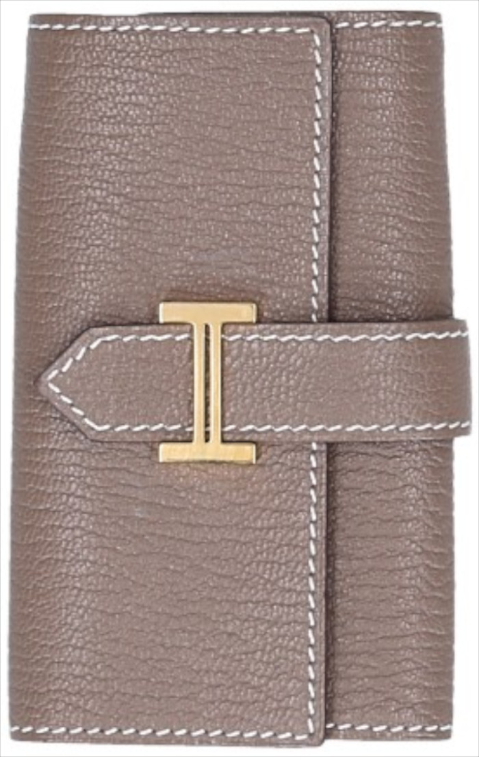 48257-Hermes-Schlusseletui-Braun_2D_0010 HERMÈS BÉARN SCHLÜSSELETUI AUS CHEVRE MYSORE IN ETOUPE MIT GHW