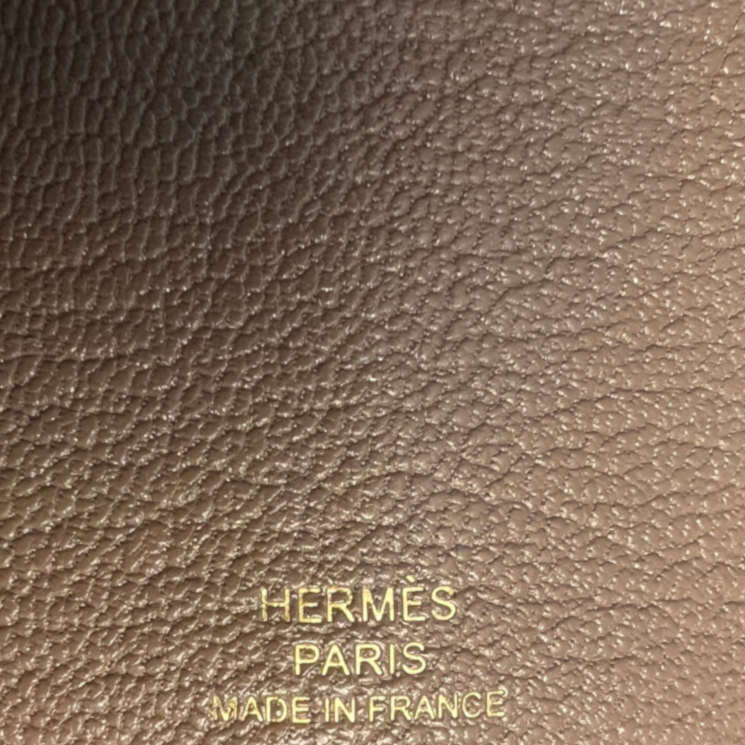 48257-Hermes-Schlusseletui-Braun_2D_0008 HERMÈS BÉARN SCHLÜSSELETUI AUS CHEVRE MYSORE IN ETOUPE MIT GHW