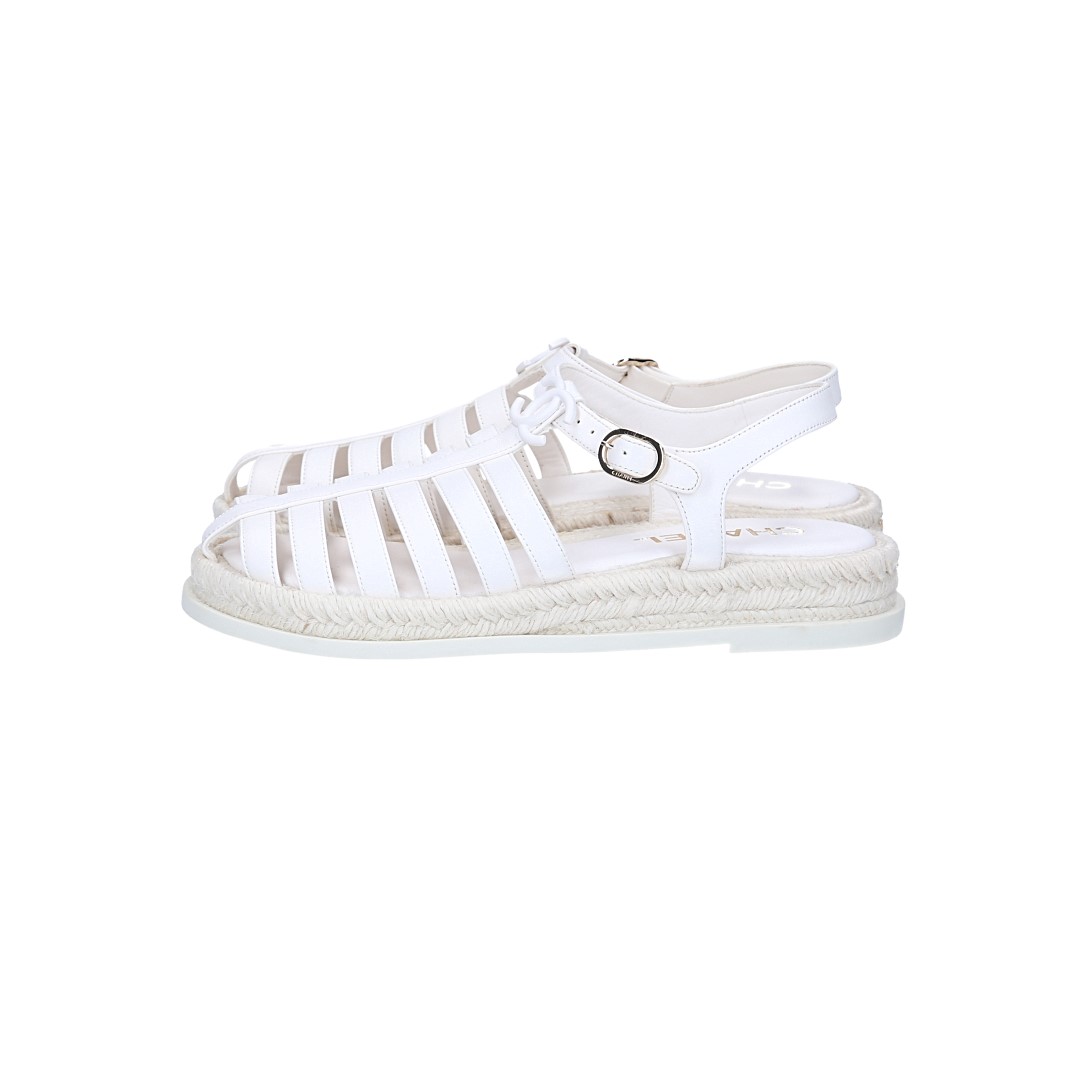 CHANEL SANDALE AUS LEDER UND BAST IN WEISS MIT GHW GR. 39 (B G45425)