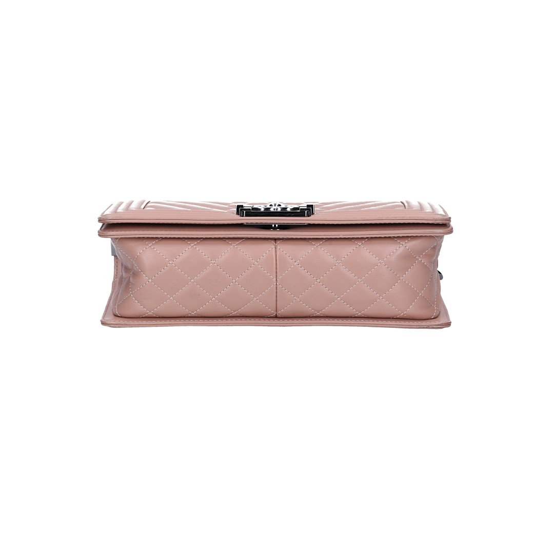 CHANEL BOY HANDTASCHE (MEDIUM) AUS GLATTLEDER & SILBERFARBENEM METALL (A67086)