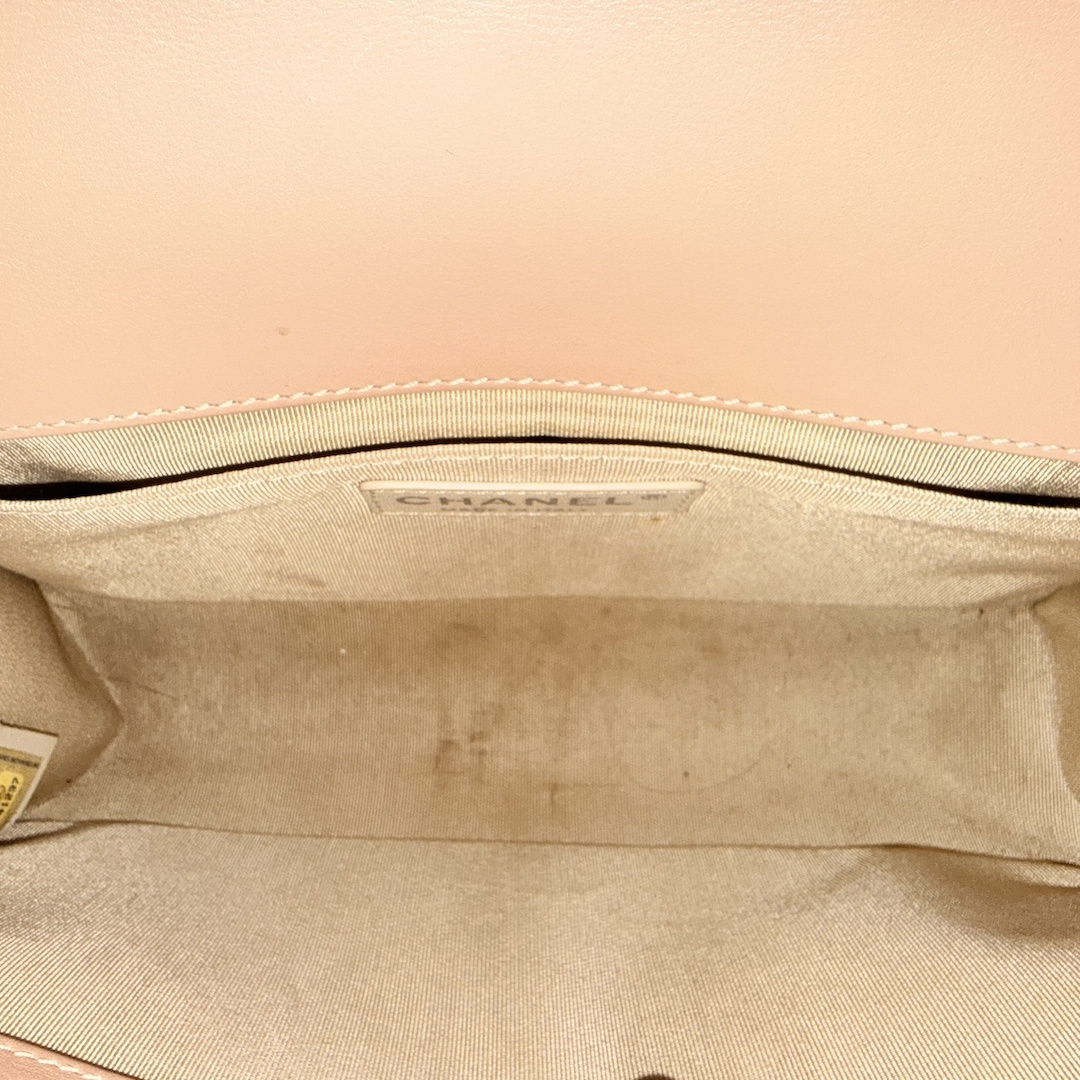 CHANEL BOY HANDTASCHE (MEDIUM) AUS GLATTLEDER & SILBERFARBENEM METALL (A67086)