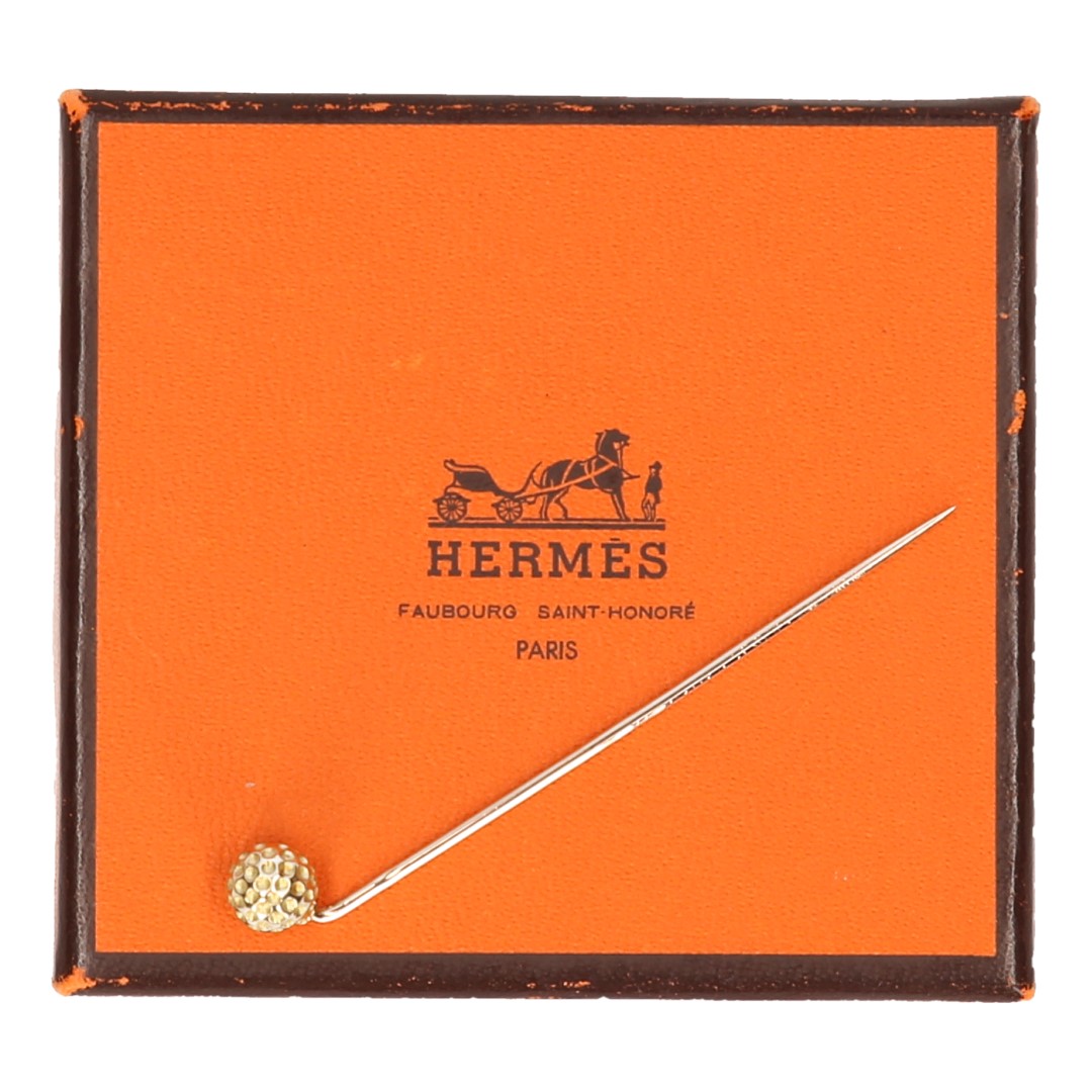 HERMÈS ANSTECKNADEL GOLFBALL AUS VERGOLDETEM METALL