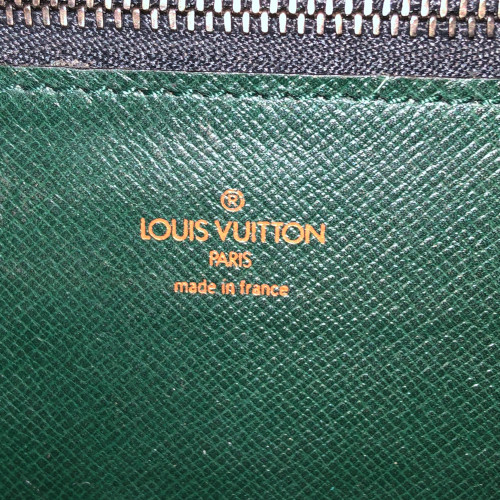 LOUIS VUITTON POCHETTE TRAPÈZE CLUTCH AUS EPI LEDER IN KOURIL SCHWARZ (M80165)