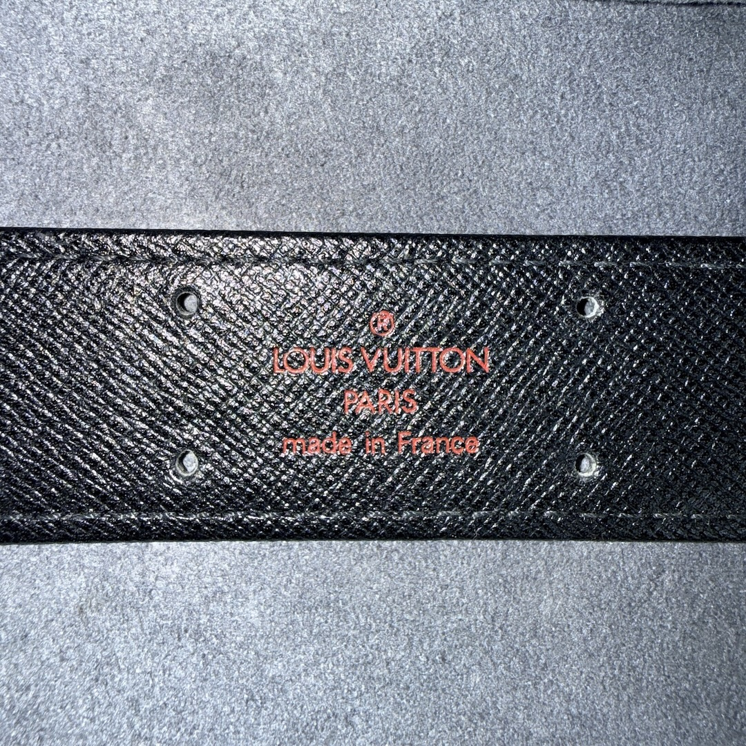 LOUIS VUITTON POCHE MONTE-CARLO REISEACCESSOIRE AUS EPI LEDER IN KOURIL SCHWARZ (M48362)