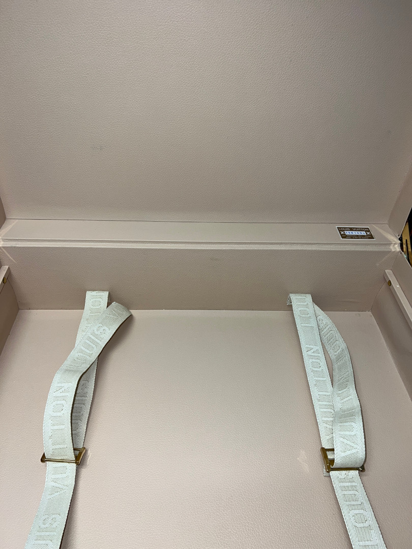 49046-LouisVuitton-Koffer-Monogram_2D_0016 LOUIS VUITTON BISTEN 65 KOFFER AUS MONOGRAM CANVAS (M21325)