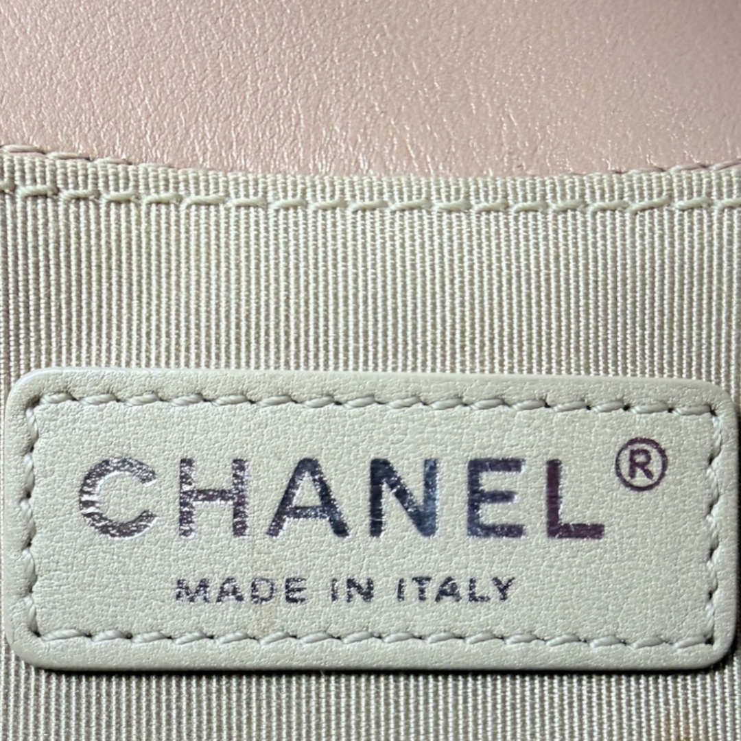 CHANEL BOY HANDTASCHE (MEDIUM) AUS GLATTLEDER & SILBERFARBENEM METALL (A67086)