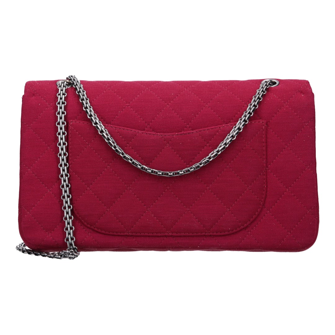 44777-Chanel-Umh-ngetasche_2D_0005 CHANEL 2.55 REISSUE FLAP HANDTASCHE (227) AUS TEXTIL IN BEERENROT (A37590)