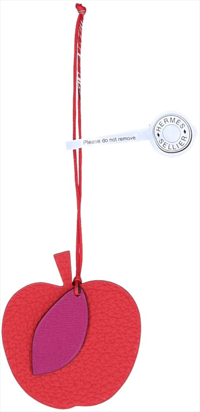 HERMÈS TASCHENACCESSOIRE ANHÄNGER 'APFEL UND BLATT' AUS LEDER IN ROT/PINK