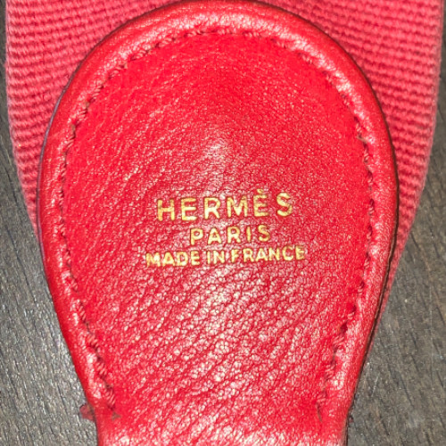 HERMÈS SCHULTERRIEMEN AUS GLATTEM LEDER, TEXTIL UND GOLDFARBENEM METALL