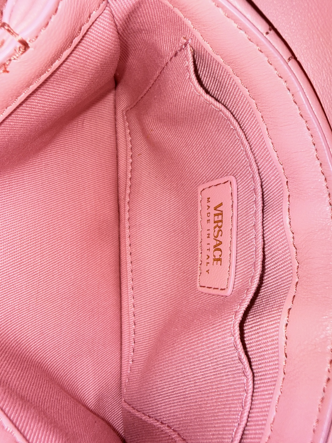 VERSACE MINIBAG KLEIO AUS GESTEPPTEM NAPPALEDER IN HELLROSA MIT GHW