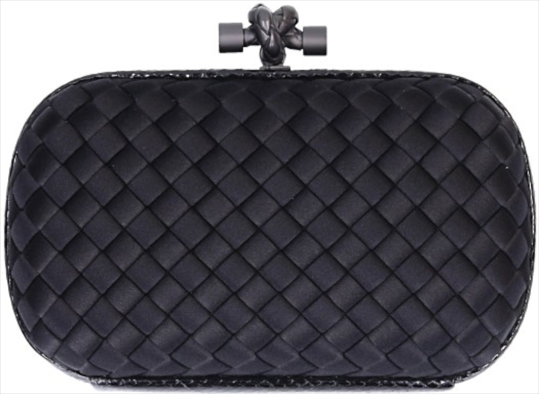 BOTTEGA VENETA KNOT CLUTCH HANDTASCHE AUS SEIDE IN SCHWARZ